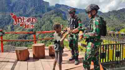 Satgas 330 Tri Dharma, Bagikan Gula-gula, Anak-anak Intan Jaya Tersenyum Bahagia