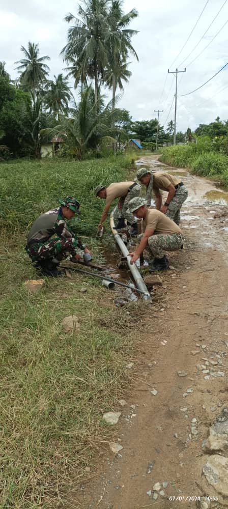 Satgas Pamtas RI-Malaysia Yonarmed 16/TK, Bantu Warga Perbaiki Pipa Air di Desa Temajuk