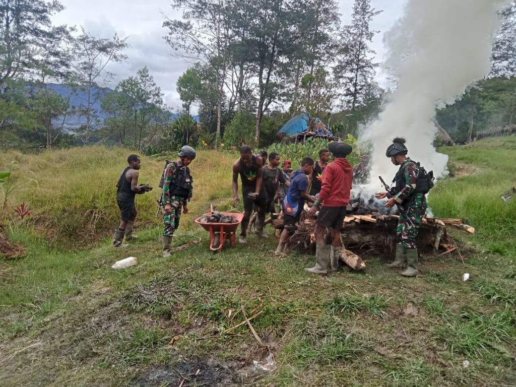 Satgas TNI 300 Siliwangi, Bantu Acara Bakar Batu Lamaran Nikah di Tuanggi Papua