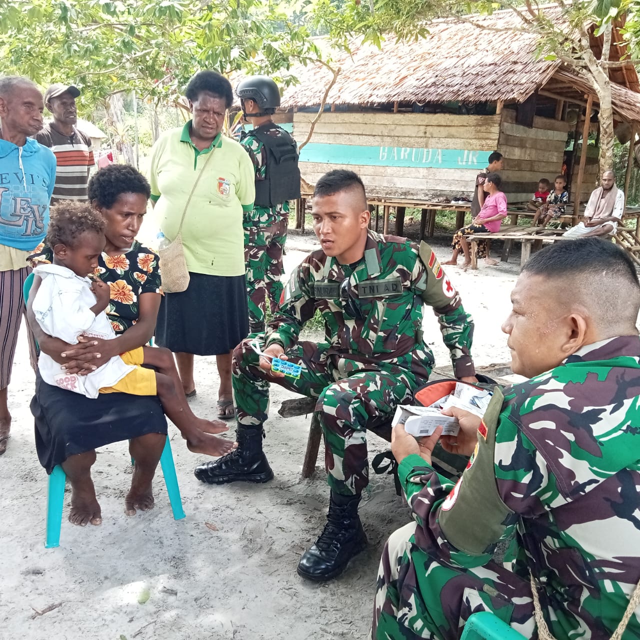 Satgas Yonif 125/SMB, Beri Pengobatan Keliling Warga Papua Di Perbatasan