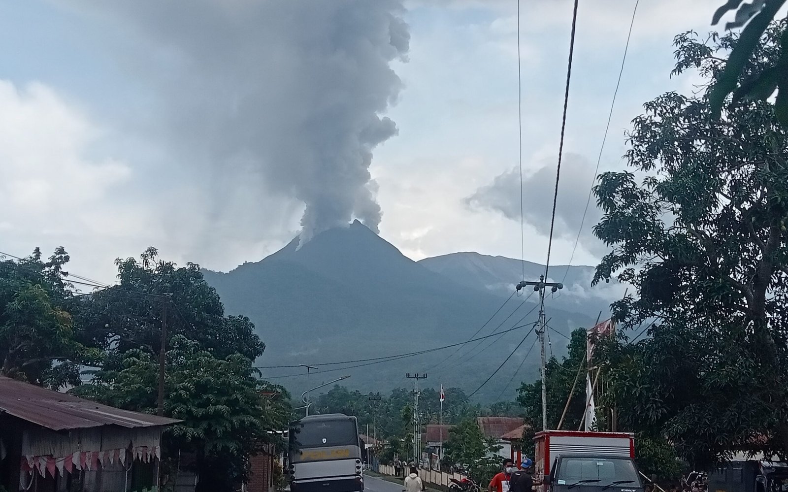 Gunung Lewotobi Terus Keluarkan Abu Vulkanik