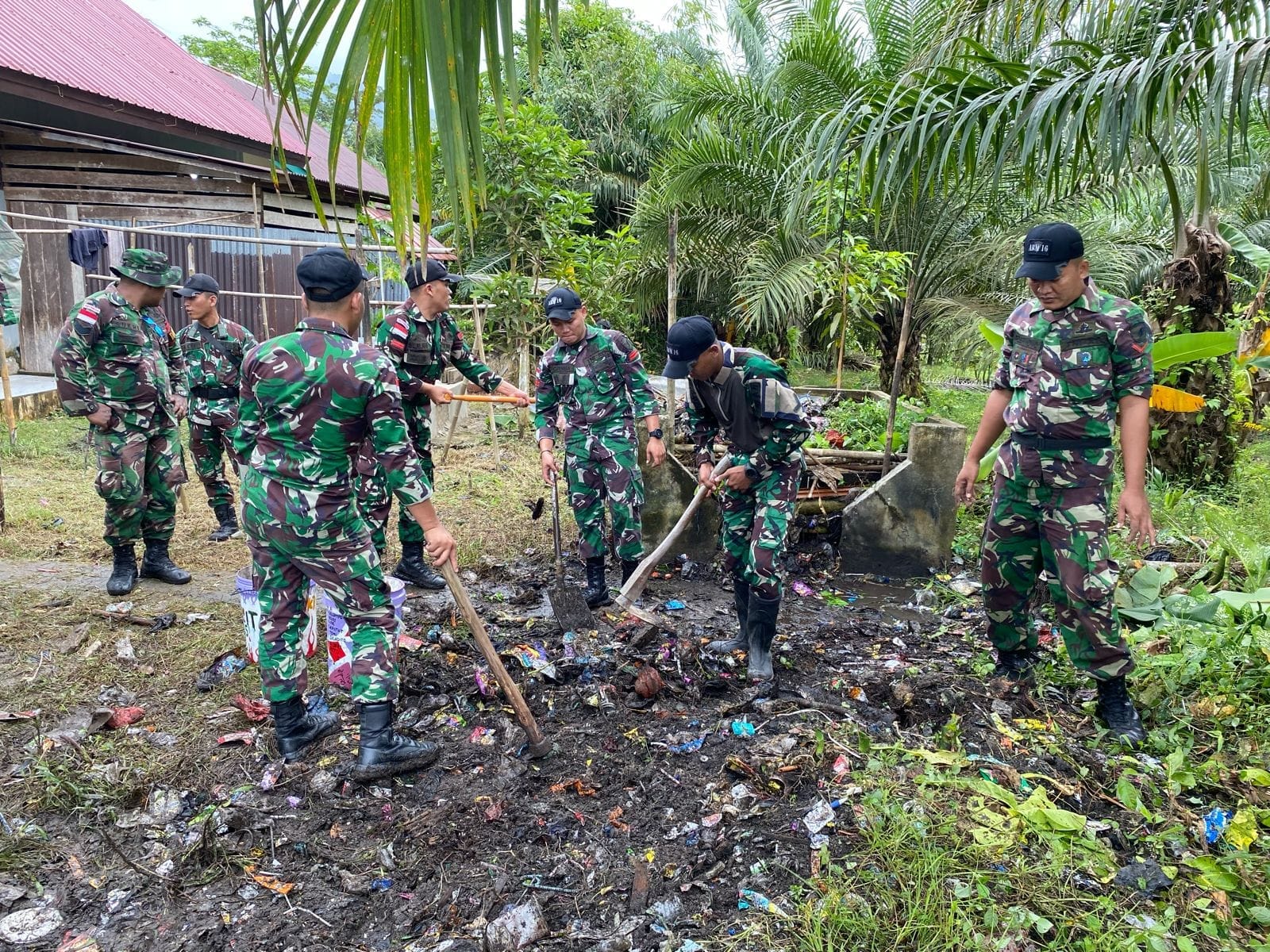 Satgas Pamtas RI-Malaysia Yonarmed 16/TK, Bantu Warga Bersihkan Lingkungan