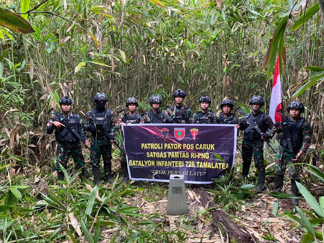 Kali Ini Patok Batas Yang Berada Di Pos Caruk Jadi Sasaran Personel Satgas Pamtas Yonif 726/Tml