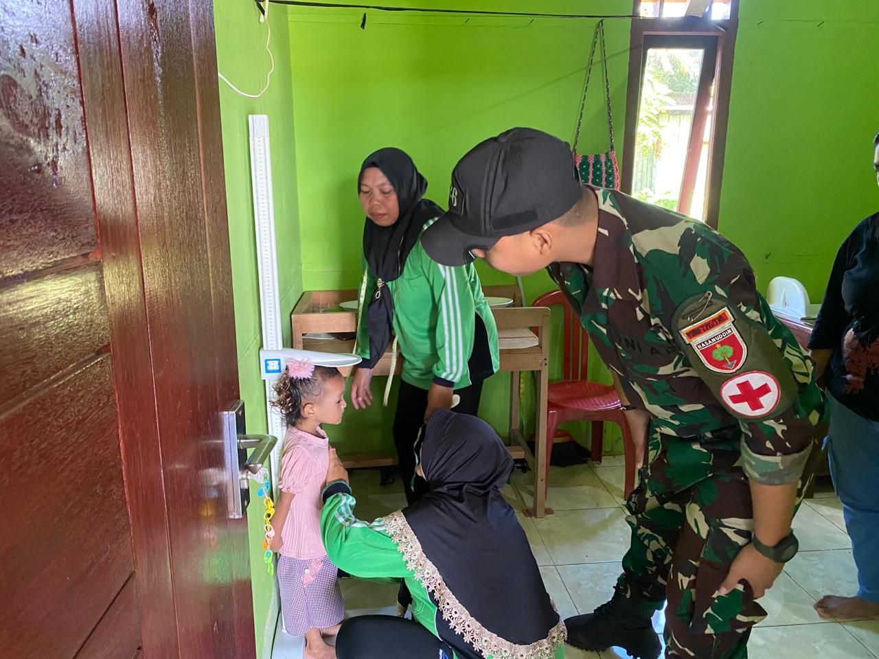 Pasukan Lipan Turut Andil Beri Pelayanan Kesehatan Rutin Bagi Anak-Anak Balita di perbatasan RI-PNG