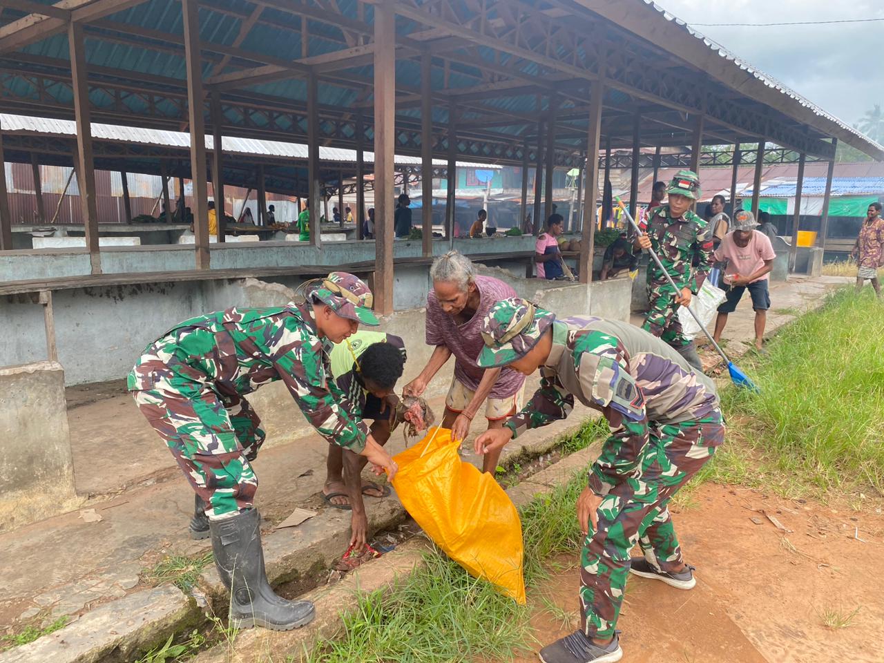 Satgas Yonif 125/SMB, Karya Bhakti Bersihkan Pasar Bersama Masyarakat