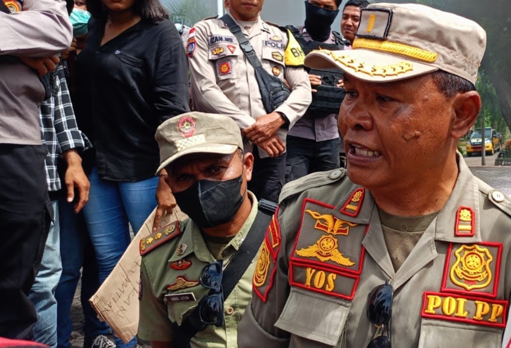 Demo Cipayung Didepan Kantor Bupati Flotim Nyaris Ricuh, Oknum Sat Pol PP Diduga Jadi Provokator