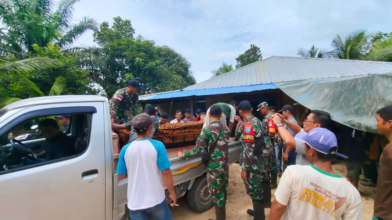 Satgas Pamtas RI-Malaysia Yonarmed 16/TK, Bantu Proses Pemakaman Warga Perbatasan