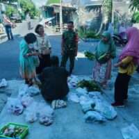 Babinsa Pucangsawit, Berikan Motivasi Dan Semangat Kerja Kepada Penjual Sayur Keliling