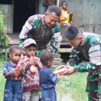 Jalin Kebersamaan, Satgas Yonif 122/TS Laksanakan Anjangsana Dan Bagikan Snack Ringan Kepada Masyarat Perbatasan Papua