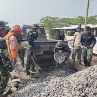 Kompak, Anggota Satgas TMMD Reguler Ke-120 Kodim 0726/Sukoharjo dan warga Langsir Material Rabat Beton