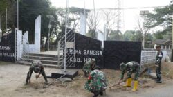 Kodim 1002/HST dan Yonif 621/Mtg Sambut HUT TNI Ke-79 dengan Aksi Bersih Taman Makam Pahlawan