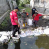 Babinsa Kelurahan Kepanjenkidul Bersama Warga Bangun Tanggul Penahan Abrasi Dan Bersihkan Sampah Di Sungai