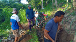 Bersama Warga Babinsa Desa Kebunduren Gotong Royong Bangun Saluran Irigasi