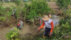 Gotong Royong Bersih Sungai: TNI-Polri dan Warga Desa Mandingin Bersatu 