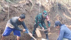 Babinsa Tapakrejo Bersama Warga Gelar Kerja Bakti Bersihkan Jalan Kampung