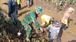 Babinsa Desa Pagergunung Bersama Warga, Gotong Royong Bersihkan Sungai Dukung Kelancaran Irigasi Persawahan