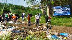 Ciptakan Lingkungan Bersih, Koramil Sutojayan Bersama Warga, DLHK Dan PJT Kab. Blitar Bersihkan Sampah Di Hulu Bendungan Sungai Brantas