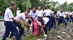 Peduli Lingkungan, Prajurit Petarung Pasmar 3 Bersihkan Ruas Jalan Poros Sorong-Klamono