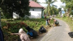 Babinsa dan Bhabinkamtibmas Bersama Warga Mandingin Gelar Gotong Royong Bersih-bersih Lingkungan