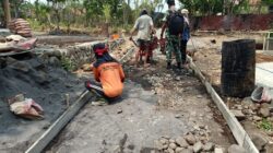 Koramil Lumbang Dampingi Pembangunan Jalan Rabat Beton di Desa Purut