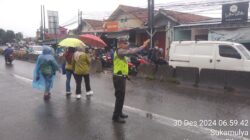 Personel Polsek Cikupa, Aiptu Sapudin, Siaga di Depan PT. Cingluh untuk Kelancaran Lalu Lintas