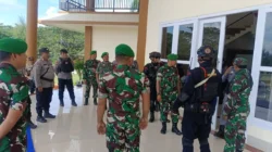 Anggota Koramil 1505-03 Maba Bersama Aparat Gabungan Amankan Rapat Pleno Terbuka Rekapitulasi Pemilu di Halmahera Timur