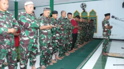 Sesibuk Apa Pun, Jangan Lupa Beribadah: Prajurit Kodim 1505/Tidore Tunaikan Shalat Berjamaah di Masjid Asmil