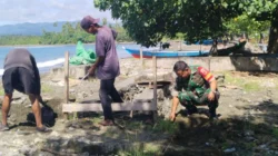 Wujudkan Lingkungan Sehat, Babinsa Kodim 1505/Tidore Bantu Pembuatan WC