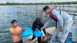 Bakamla RI Gelar Sosialisasi dan Pembagian Sembako di Sekitar Perairan Batam