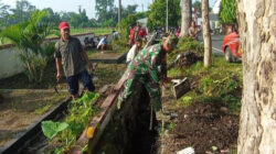 Minggu Bersih, Babinsa Kelurahan Tanggung Ajak Warga Gotong Royong Bersihkan Lingkungan