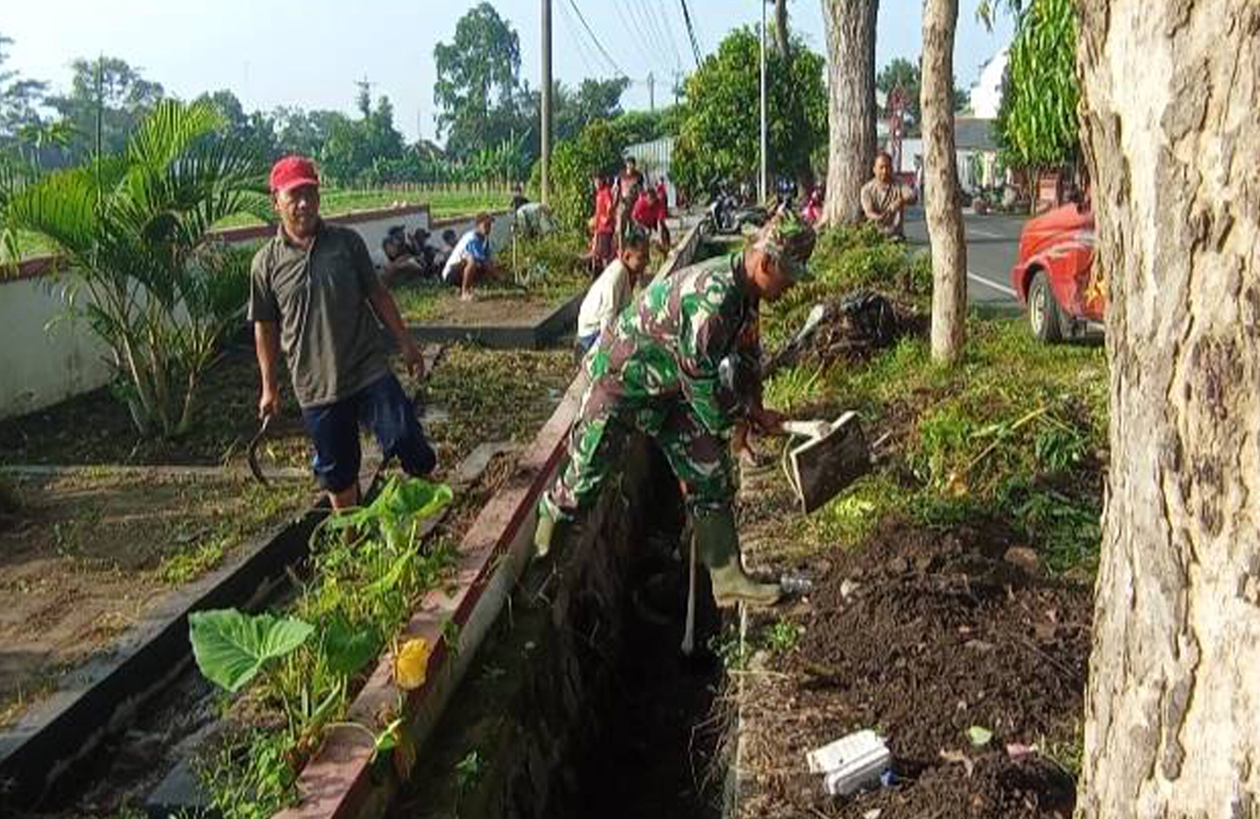 Minggu Bersih, Babinsa Kelurahan Tanggung Ajak Warga Gotong Royong Bersihkan Lingkungan