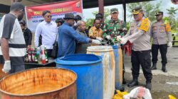 Dandim 1715/Yahukimo dan Kapolres Yahukimo Musnahkan Minuman Keras Hasil Patroli Gabungan TNI-POLRI di Yahukimo pada Tahun Baru 2025