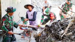 Bersama Masyarakat Mejuwet dan Pohwates, Babinsa Kodim Bojonegoro bersih-bersih Sampah Kali Rancang