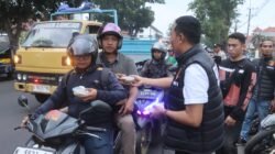 Berkah Ramadan, Polres Probolinggo Bagikan Takjil kepada Pengendara