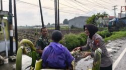 Berkah Ramadan, Polisi Probolinggo Bagikan Takjil bagi Pengendara dan Warga