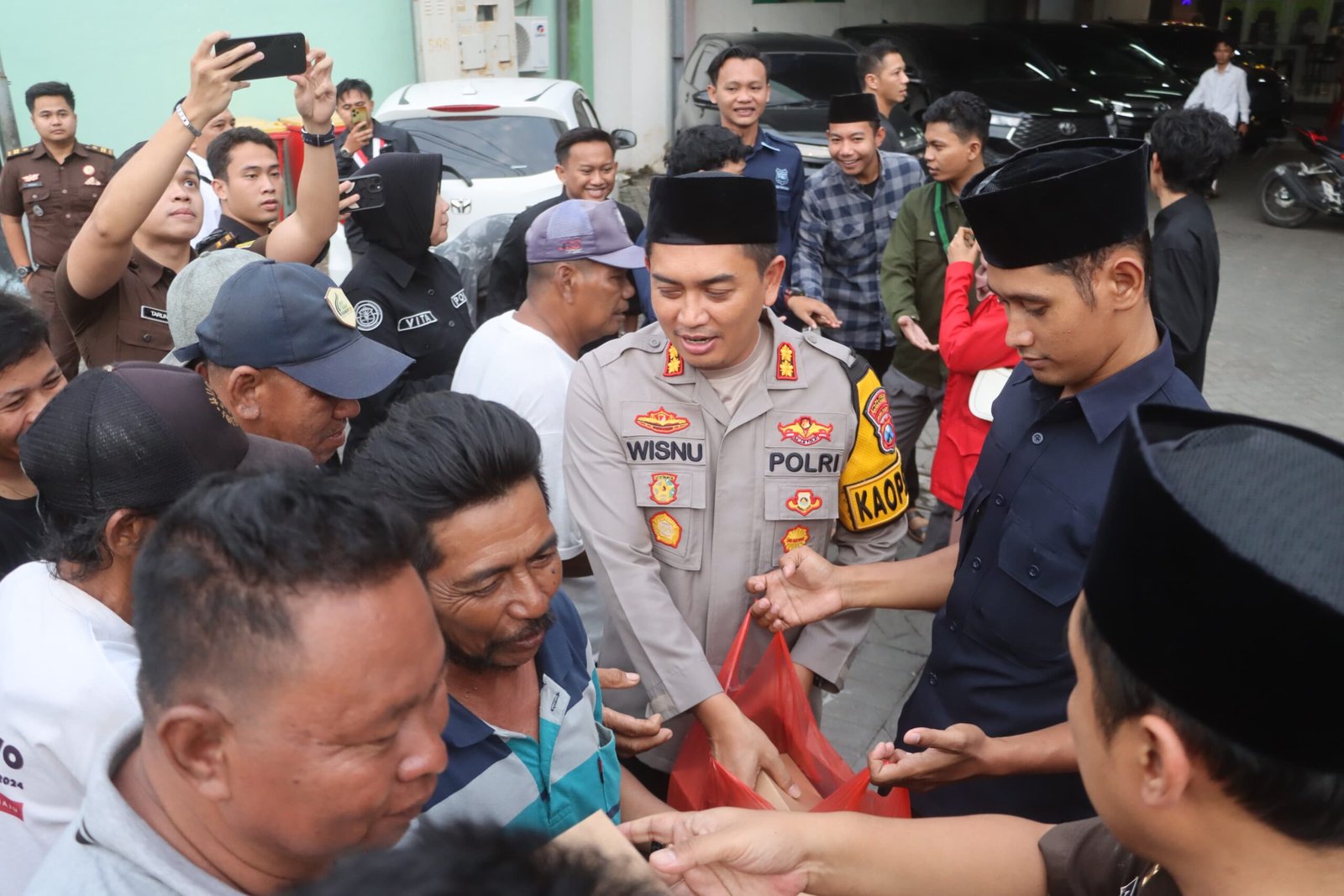 Berkah Ramadan, Kapolres Probolinggo Gandeng Mahasiswa Bagikan Takjil untuk Masyarakat Melintas di Jalur Pantura