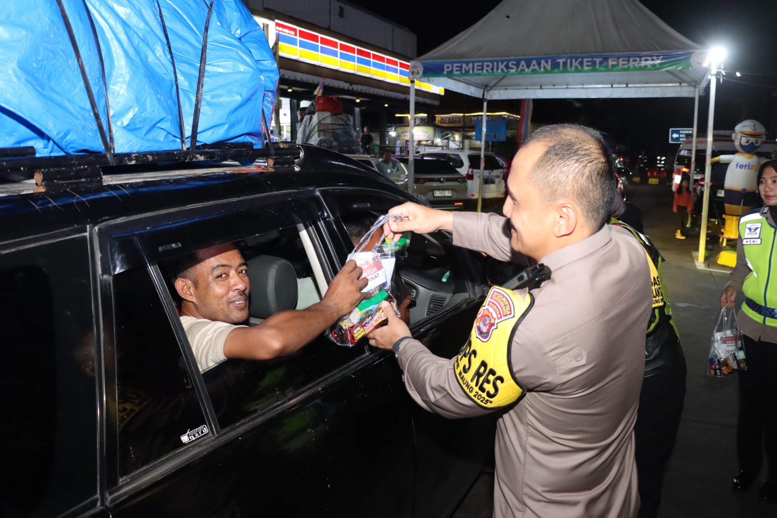 Agar Mudik Ceria, Kapolresta Tangerang Bagikan Bingkisan Makanan kepada Pemudik yang Menuju Merak