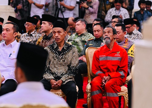 Panglima TNI Dampingi Presiden RI Serahkan Zakat untuk Kesejahteraan Umat