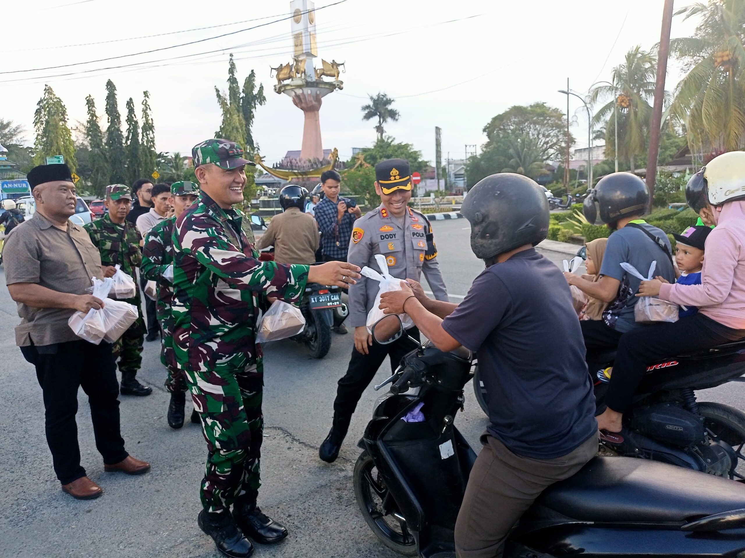 Sinergitas TNI-Polri di Bulan Suci Ramadhan, Kodim 0906/Kkr Bersama Polres Kukar Bagikan Ratusan Takjil kepada Warga