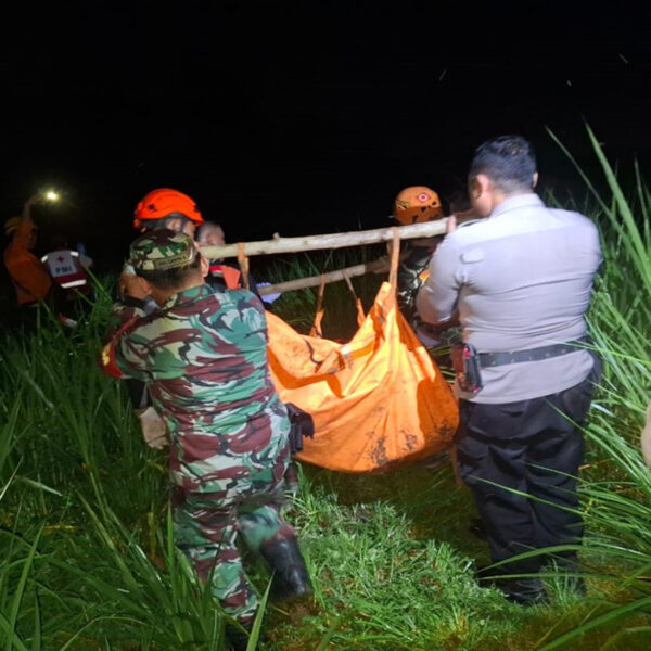 Setelah Dua Hari, Babinsa Dan Tim Pencarian Gabungan Berhasil Menemukan Korban Hanyut Di Sungai Brantas Blitar