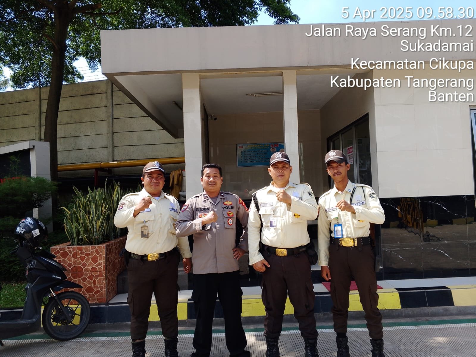 Bhabinkamtibmas Desa Bitung Jaya, Sambangi Satpam PT Torabika, Jalin Silaturahmi dan Himbauan Kamtibmas