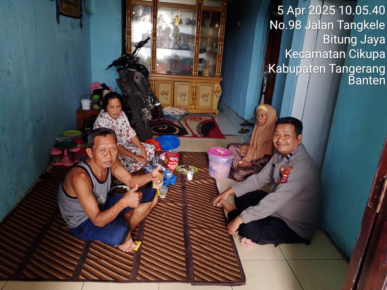 Bhabinkamtibmas Desa Bitung Jaya, Sambangi Ketua RT 10, Jalin Silaturahmi dan Sampaikan Himbauan Kamtibmas
