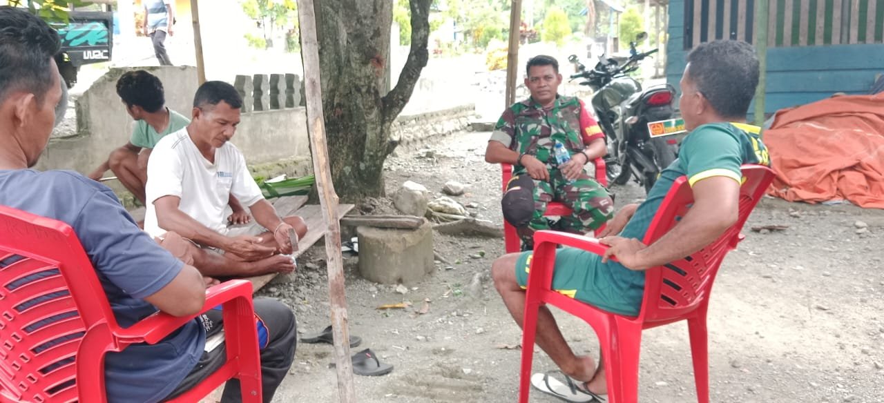 Tingkatkan Pembinaan Teritorial, Babinsa Serda Rahmat Lessy Sambangi Warga