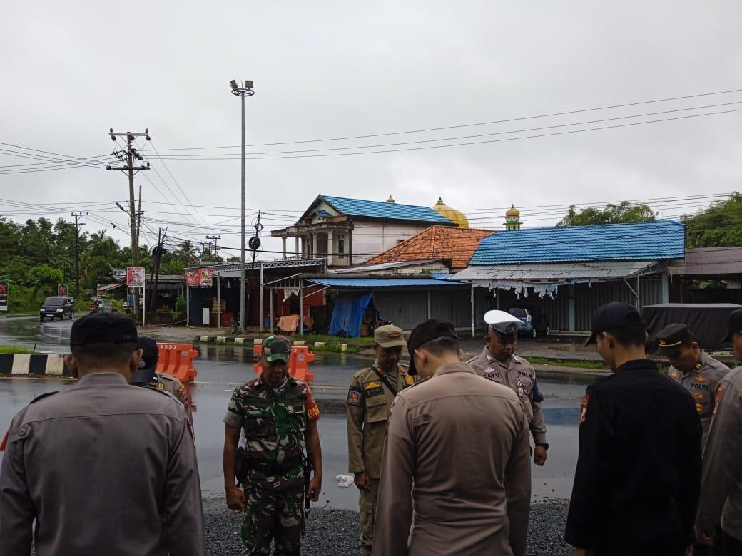 Sinergitas TNI-Polri, Babinsa Kodim 1009/Tla Bantu Atur Lalu Lintas Wisatawan