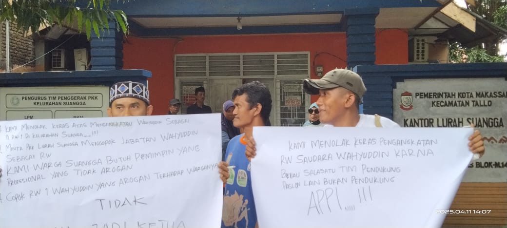 Minta Copot Ketua RW nya, Warga Kepung Kantor Lurah Suangga