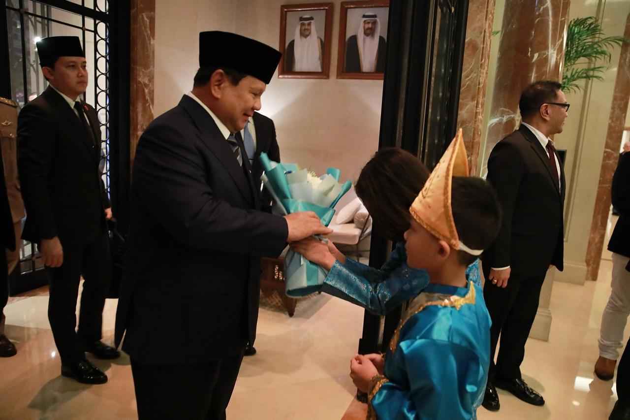 Tiba di Qatar, Presiden RI Disambut Hangat Oleh Atase Pertahanan dan Pejabat Indonesia