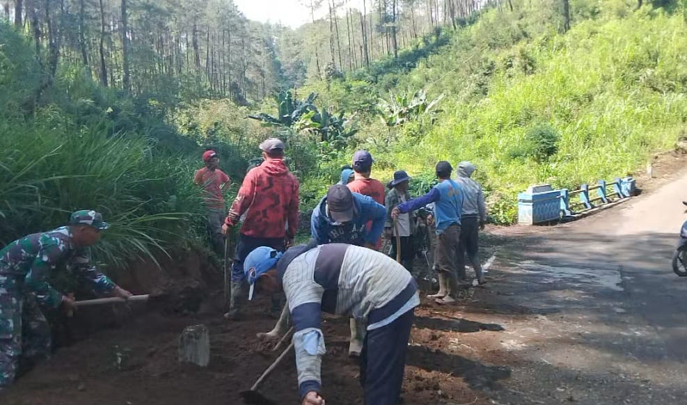 Babinsa Koramil Sumber Bersama Warga Cepoko Bersihkan Bahu Jalan Desa