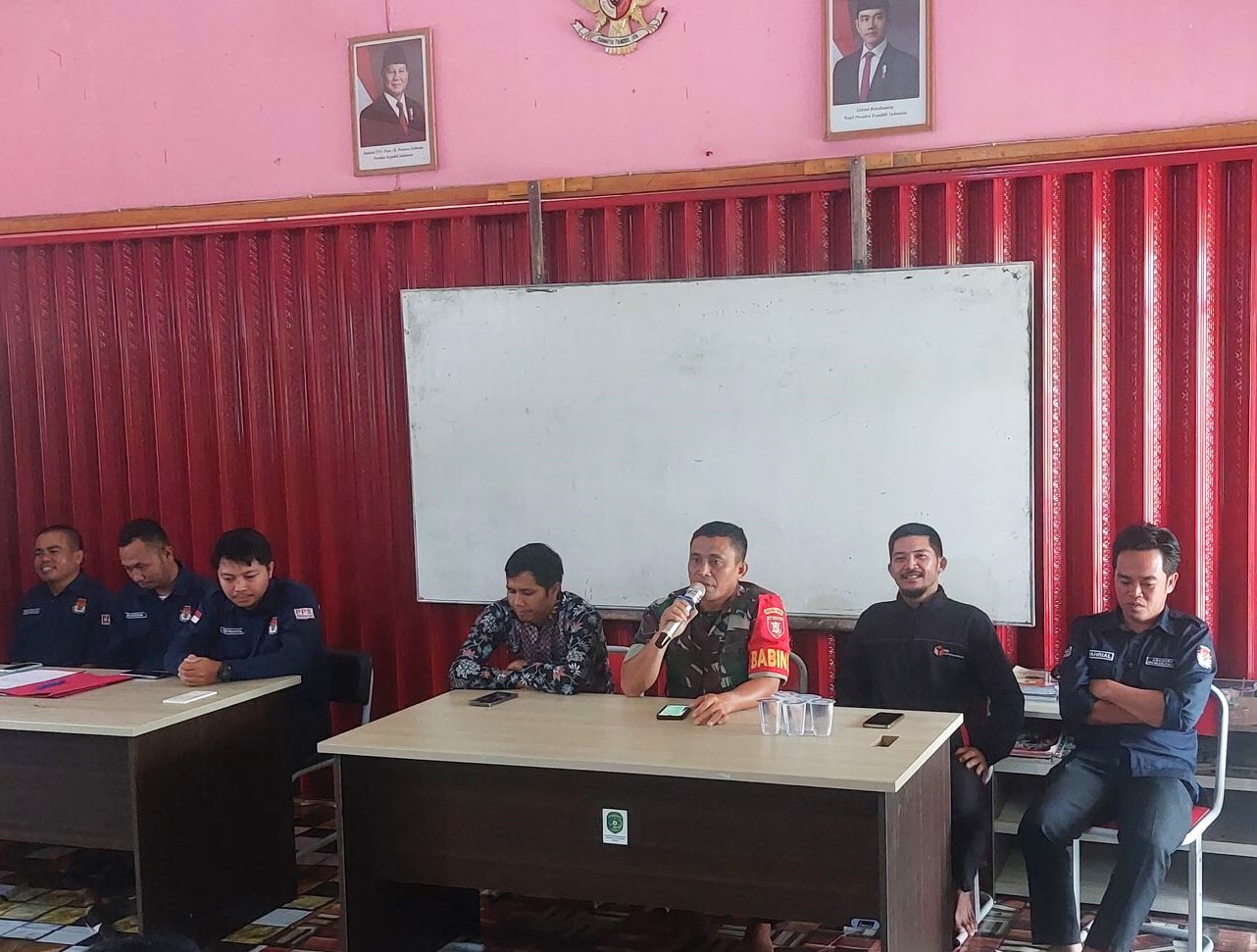 Babinsa Lebaho Ulaq Hadiri Pelantikan KPPS, Ingatkan Pentingnya Integritas dan Netralitas