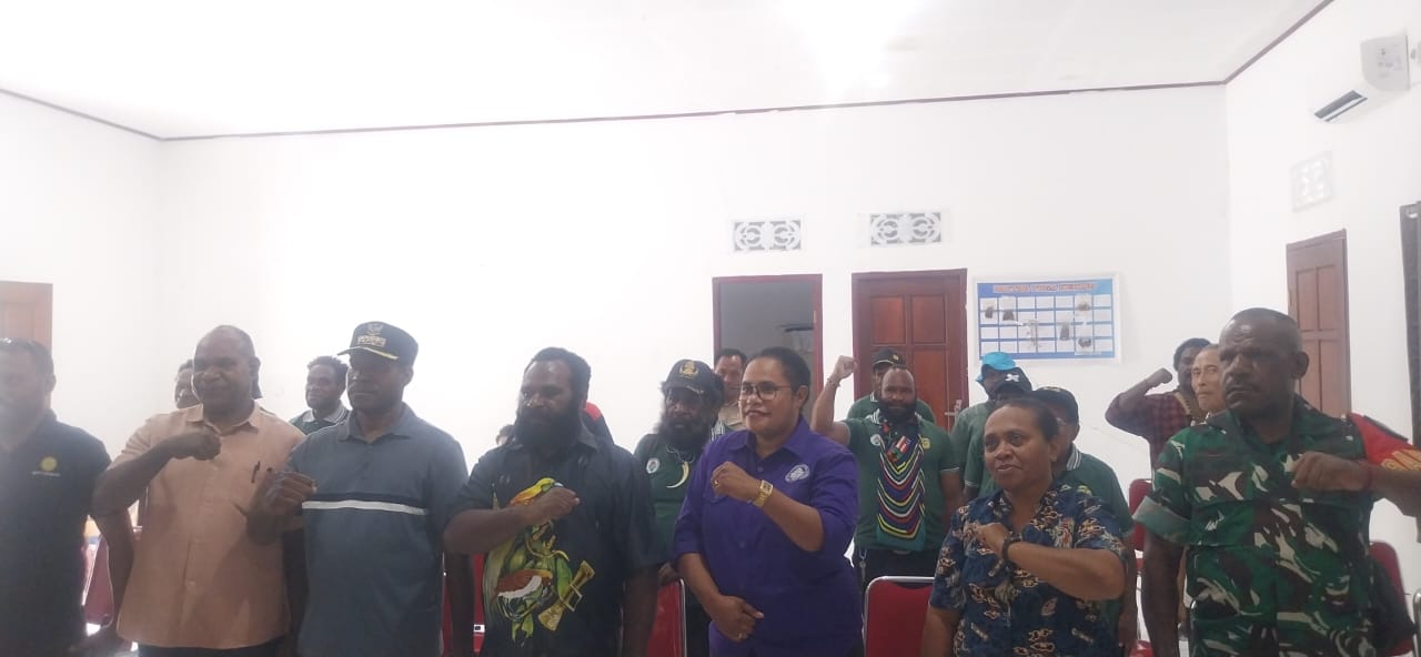 Babinsa Koramil Kuala Kencana Melaksanakan Pendampingan Pelatihan Teknologi Pertanian Pembuatan Pupuk Organik