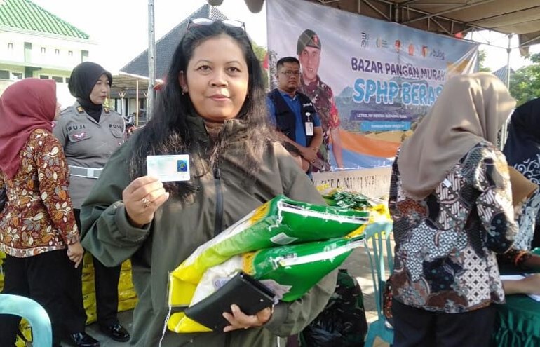 Sinergi Kodim 0808/Blitar Dan Bulog Salurkan Beras SPHP Untuk Warga Lewat Gerakan Pangan Murah